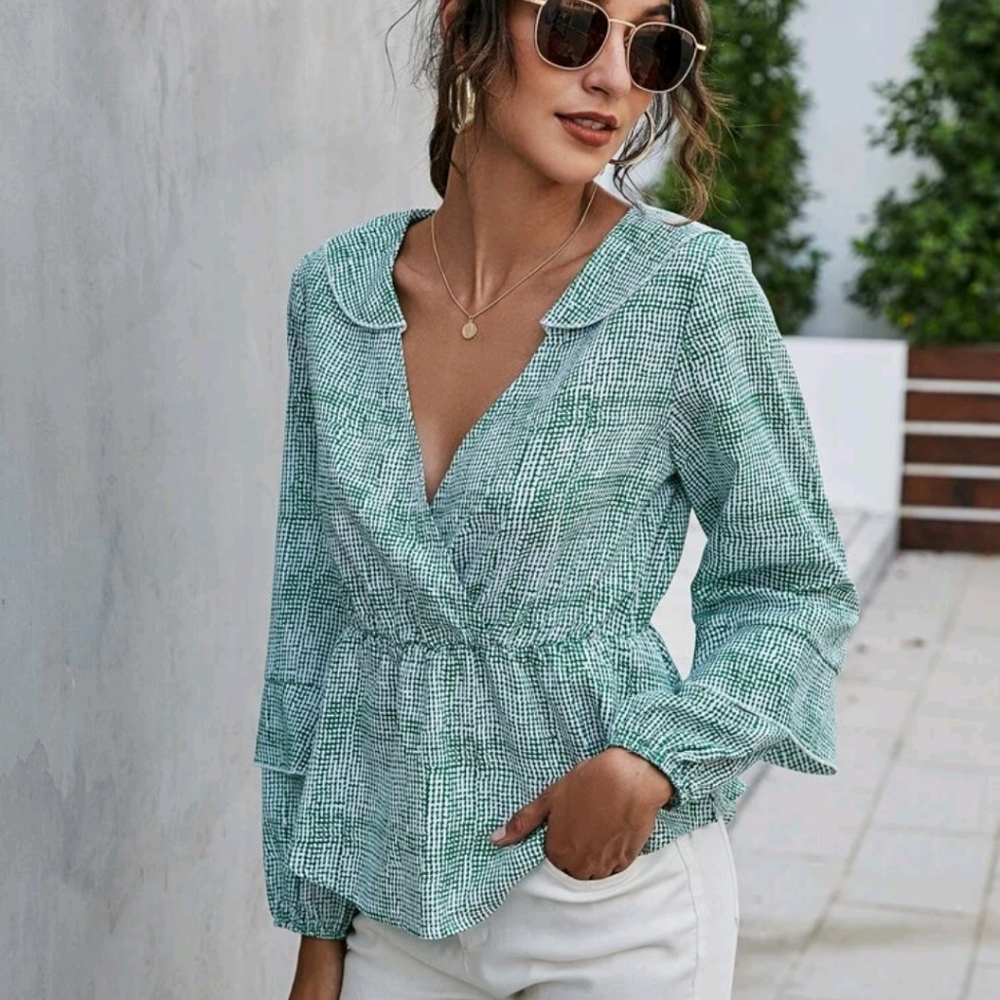 Top peplum/ lantern sleeve